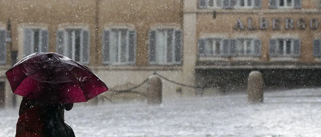 Maltempo, forti piogge e allagamenti a Roma. Domani allerta gialla su 9 regioni tra cui la Calabria