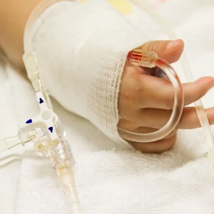 Tragedia nel Milanese, bimba di 3 anni morta dopo essere stata investita da un furgone