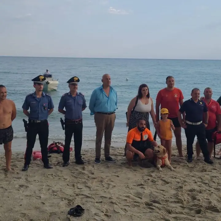 Mae, l’eroina a quattro zampe che protegge le spiagge. Il suo padrone: «Empatia tra noi, se mi butto in mare lei fa lo stesso»