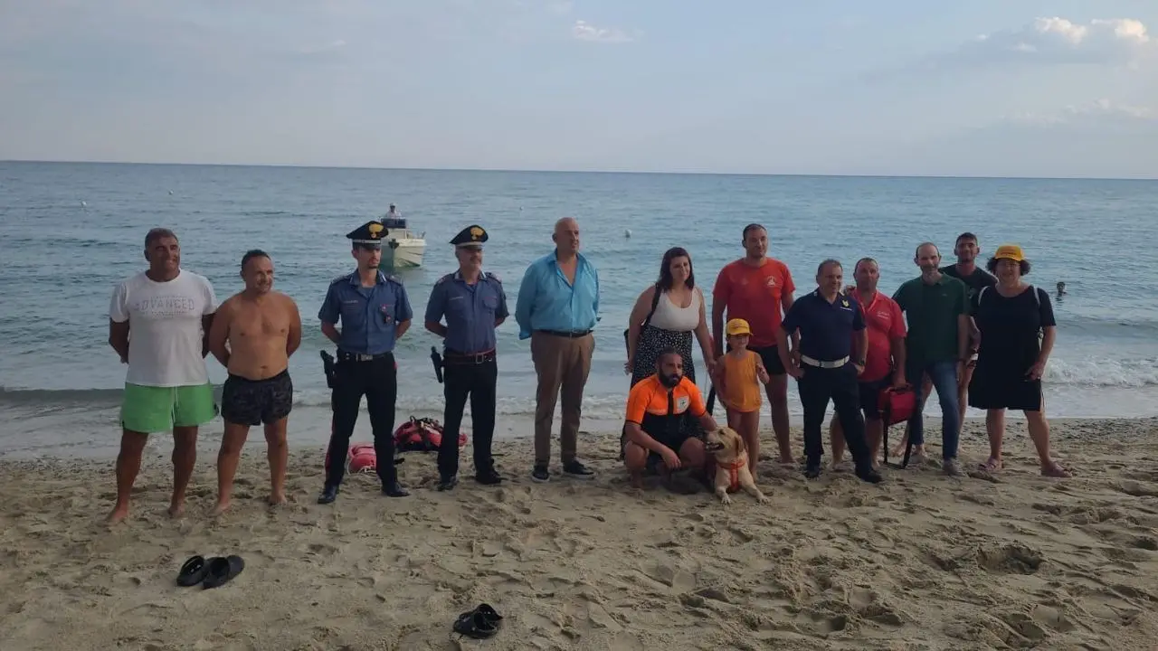 Mae, l’eroina a quattro zampe che protegge le spiagge. Il suo padrone: «Empatia tra noi, se mi butto in mare lei fa lo stesso»