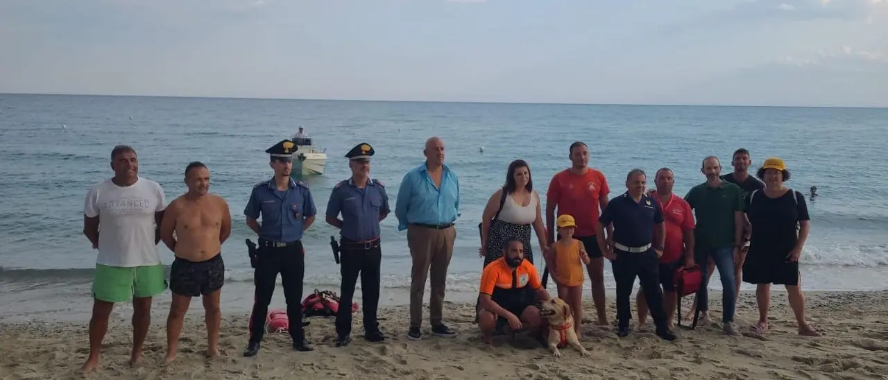 Mae, l’eroina a quattro zampe che protegge le spiagge. Il suo padrone: «Empatia tra noi, se mi butto in mare lei fa lo stesso»