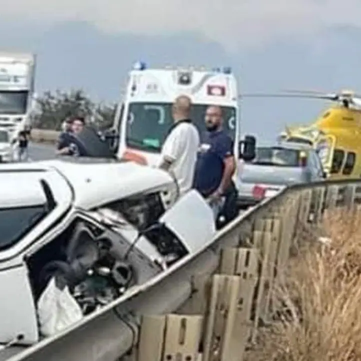 Ancora sangue sulla statale 106, tragico incidente a Isola Capo Rizzuto: morto un 23enne, due feriti gravi