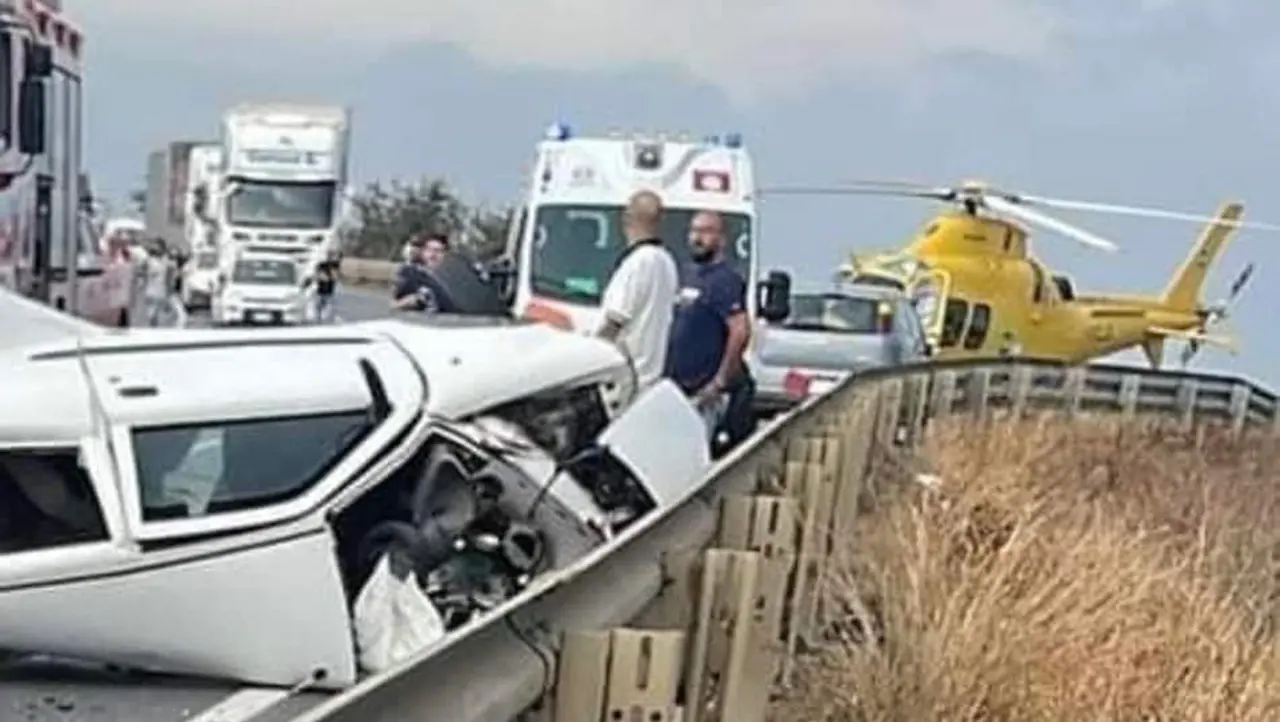 Ancora sangue sulla statale 106, tragico incidente a Isola Capo Rizzuto: morto un 23enne, due feriti gravi