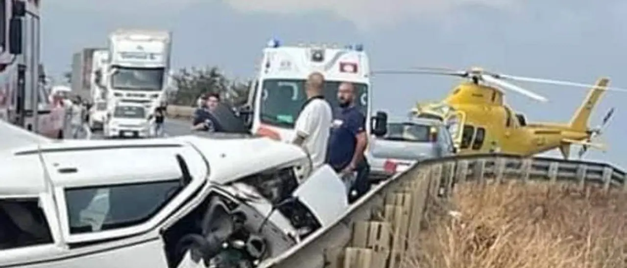 Ancora sangue sulla statale 106, tragico incidente a Isola Capo Rizzuto: morto un 23enne, due feriti gravi