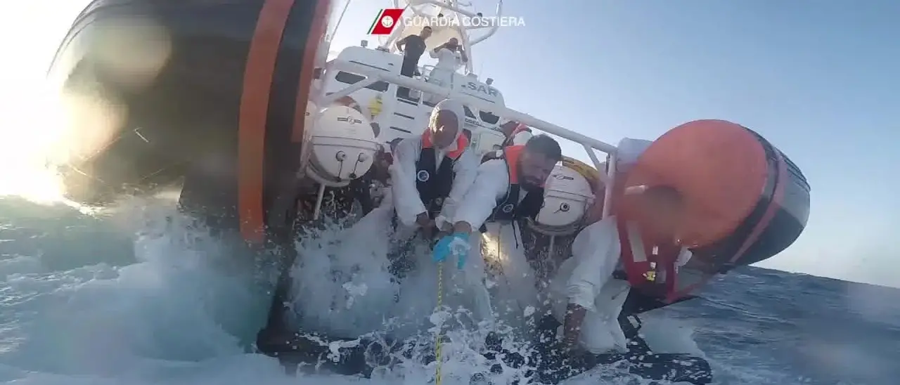 Naufragio al largo delle coste italiane, ci sono 21 dispersi tra cui 3 bambini