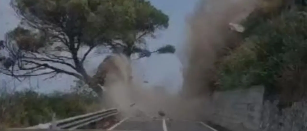 Frana a Scilla, statale 18 riaperta a senso unico alternato dopo lo smottamento