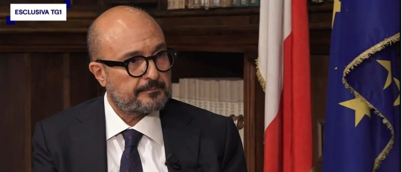 Sangiuliano piange al Tg1, ammette la relazione con Boccia, chiede scusa alla moglie e avverte: «Ci sono chat intime». Ma non si dimette