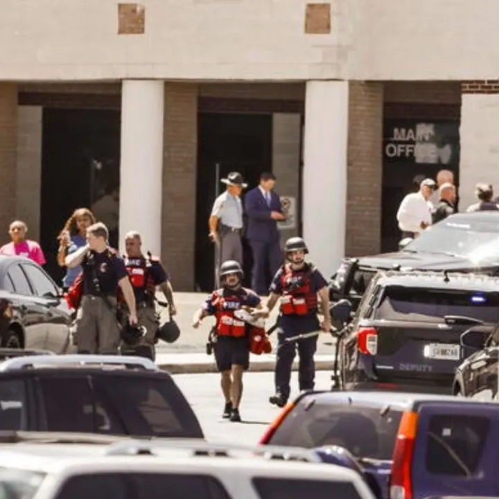 Sparatoria in un liceo in Georgia, il bilancio sale a 4 morti e 30 feriti. Il killer ha 14 anni