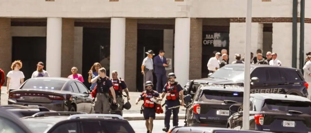 Sparatoria in un liceo in Georgia, il bilancio sale a 4 morti e 30 feriti. Il killer ha 14 anni