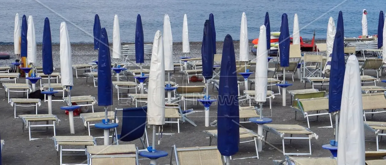 Balneari, arriva il decreto di proroga delle concessioni fino al 2027 ma scontenta sia le aziende che le opposizioni