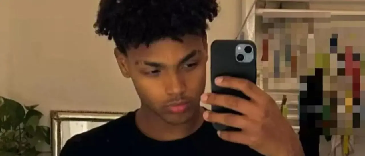 Giovane ucciso a coltellate a Bologna, fermato un coetaneo. La madre della vittima: «Morto per difendere un amico»