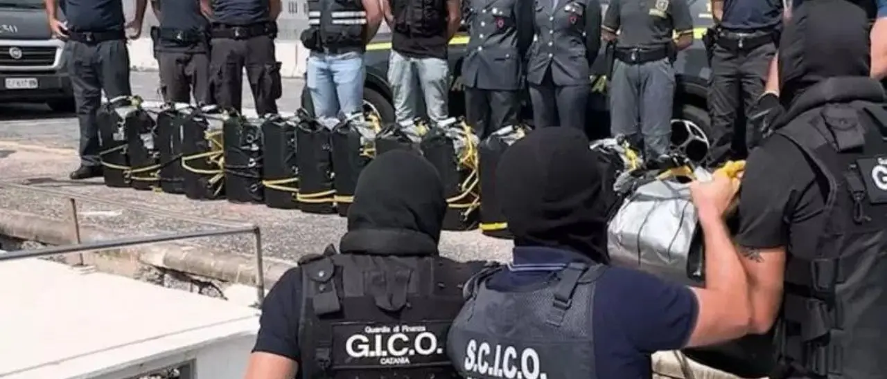 Maxisequestro di droga in Sicilia, scoperti 540 chili di cocaina su un peschereccio: 5 arresti
