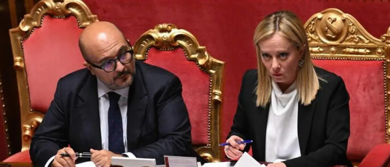 Sangiuliano, Meloni e gli altri: in Italia la situazione politica non è grave, è comica