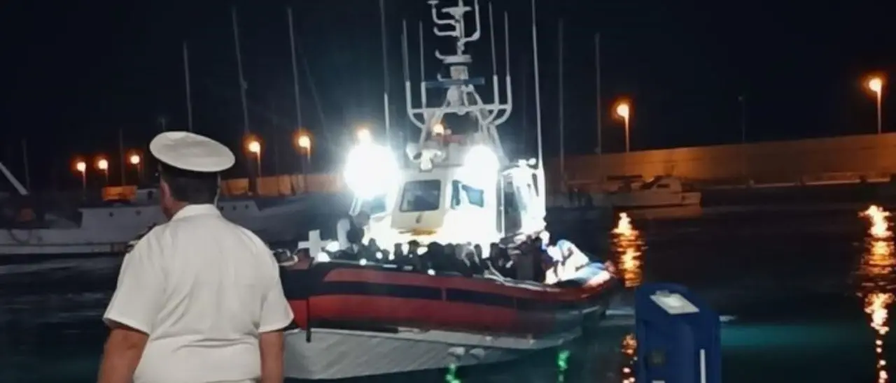 Ancora uno sbarco a Roccella, altri 70 migranti giunti al porto nella notte