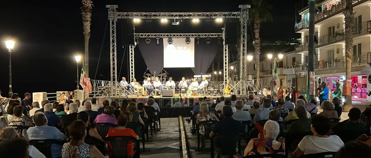 Bersani in Calabria galvanizza il Pd: «Meloni fa la storia? Ma quando mai, la sua è solo una rivincita neo missina»