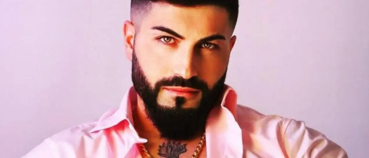 Folgorato mentre gioca coi nipoti nel cortile di casa, morto il cantante neomelodico Carmine Diamante