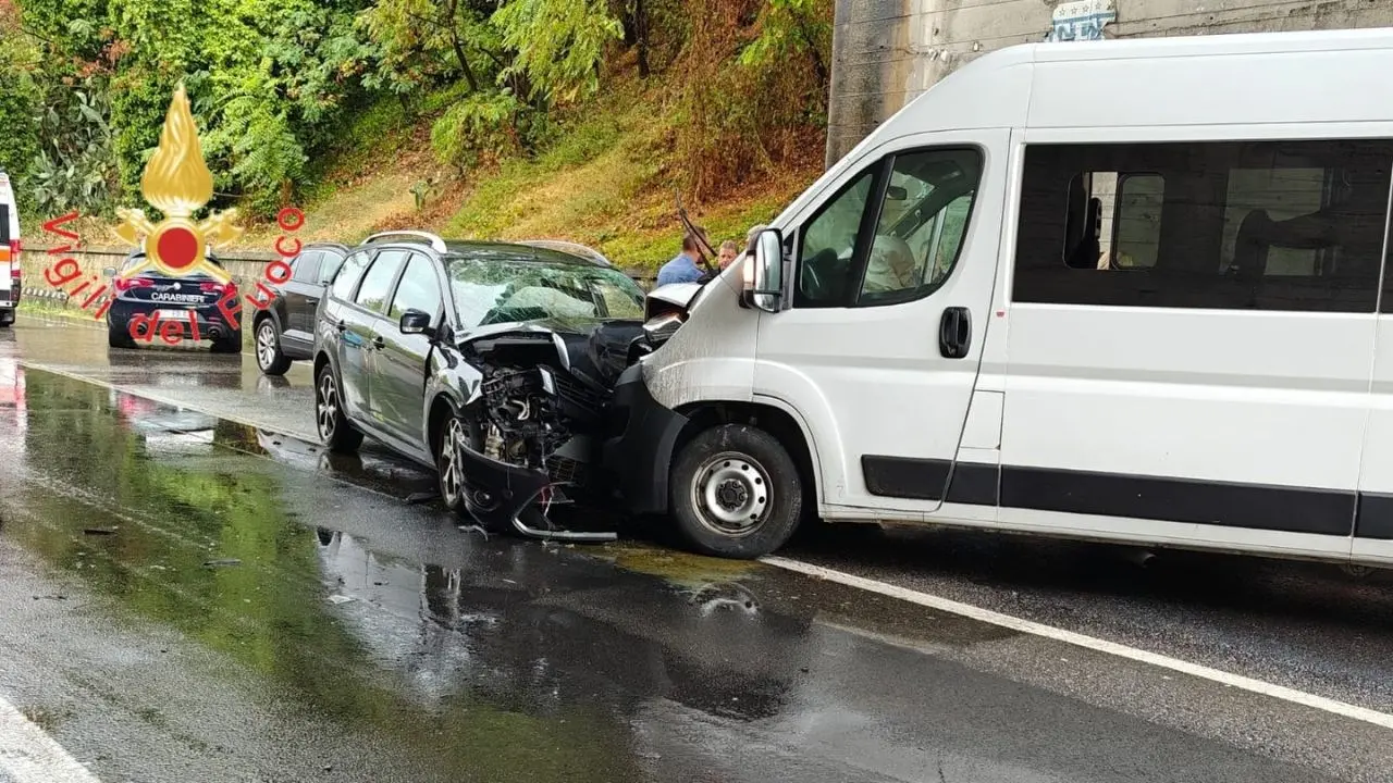 Violento incidente sulla statale 18 nel comune di Belvedere Marittimo: due mezzi coinvolti e cinque feriti