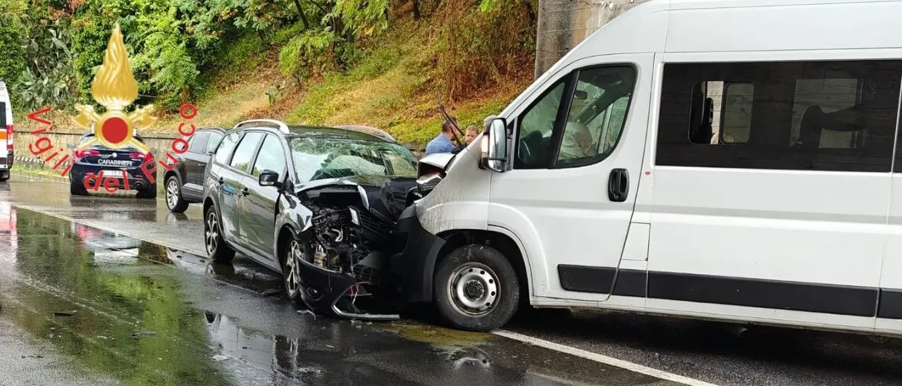 Violento incidente sulla statale 18 nel comune di Belvedere Marittimo: due mezzi coinvolti e cinque feriti