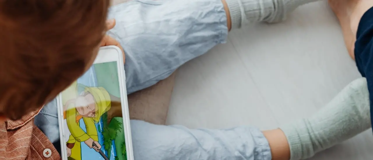 Niente smartphone sotto i 14 anni e social vietati fino ai 16, l’appello dei pedagogisti: «Estremamente dannosi»