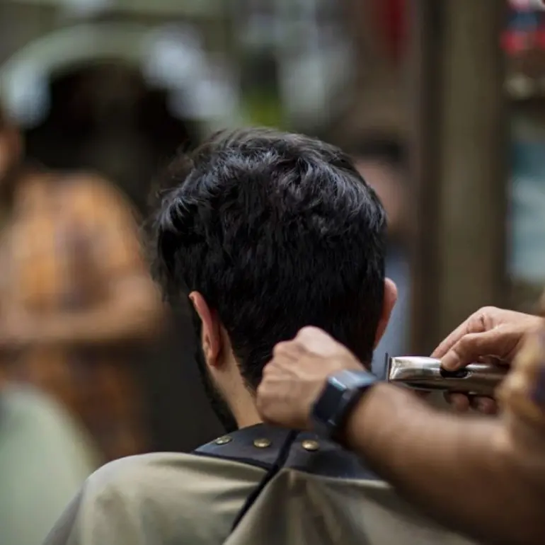 Cetraro, barbiere abusivo lavorava senza pagare le tasse: multato