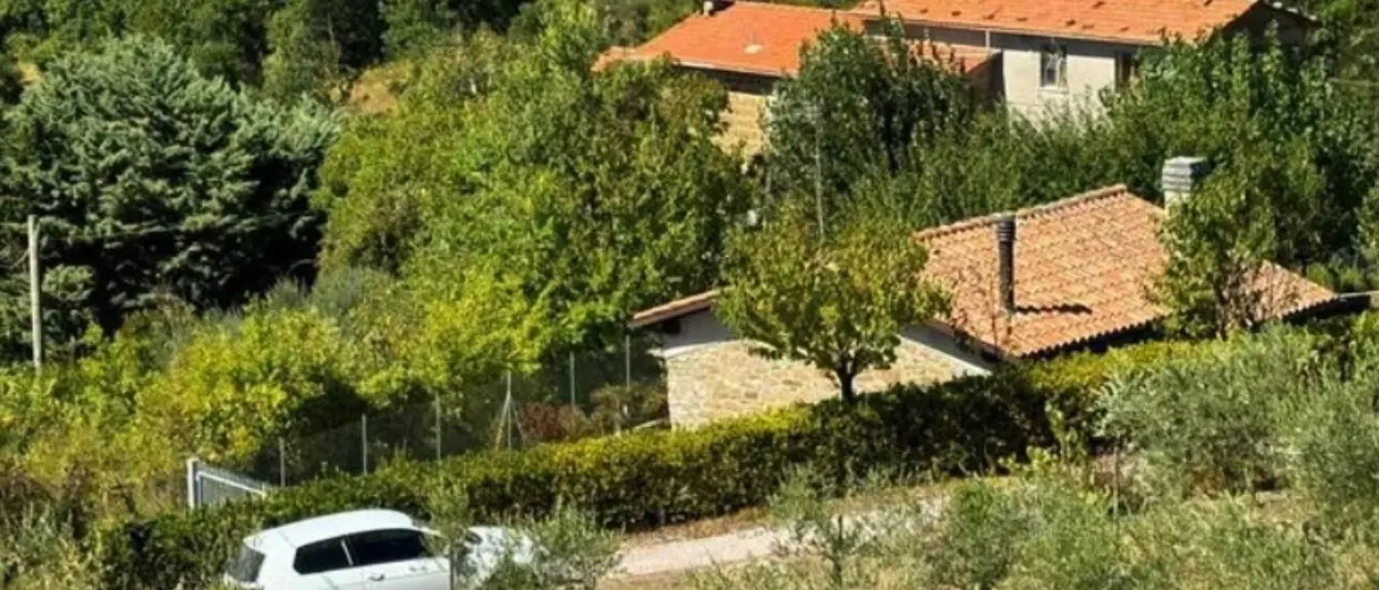 Strage familiare nelle campagne di Perugia: uccisi a colpi di fucile padre, madre e figlia