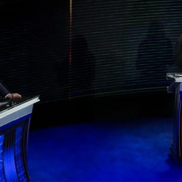 Confronto tv Trump-Harris, il tycoon: «Gli immigrati mangiano i cani e i democratici vogliono uccidere i bambini». Lei: «Il mondo ride di te»