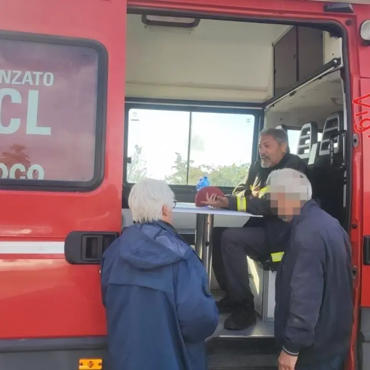 Perde l’orientamento in un bosco del Reggino mentre cerca funghi: rintracciato dai vigili del fuoco dopo una notte di ricerche