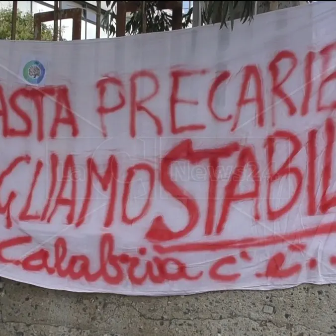 Precari della scuola in rivolta: «In Calabria graduatorie piene di docenti che non lavorano, è un sistema malato fatto di ingiustizie»