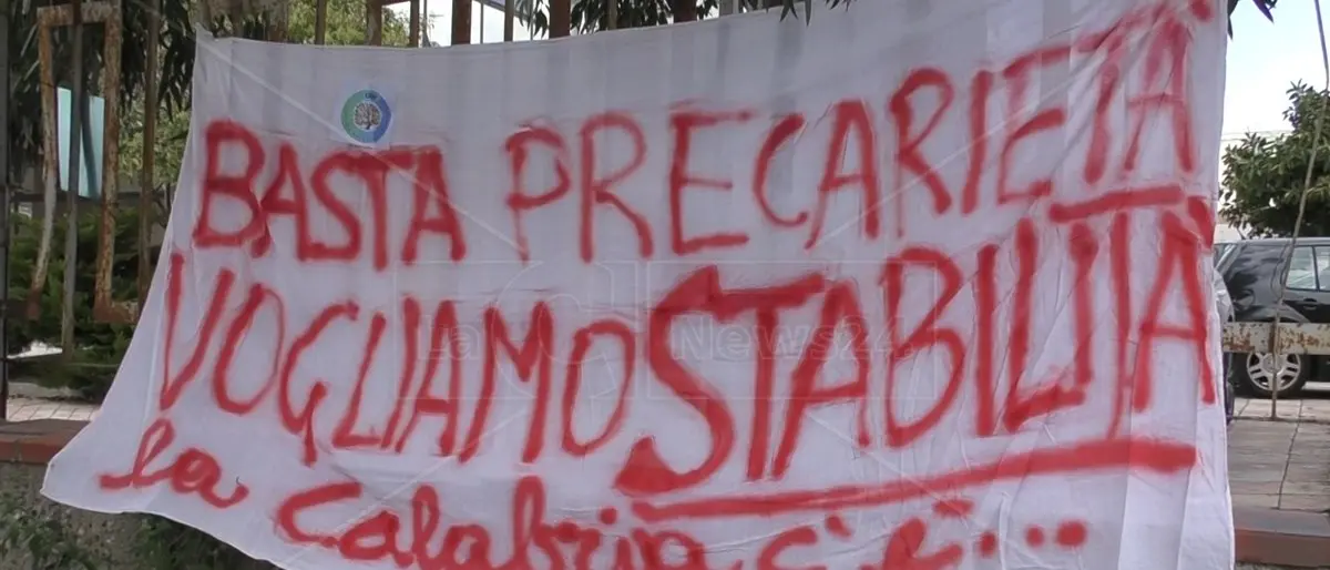 Precari della scuola in rivolta: «In Calabria graduatorie piene di docenti che non lavorano, è un sistema malato fatto di ingiustizie»
