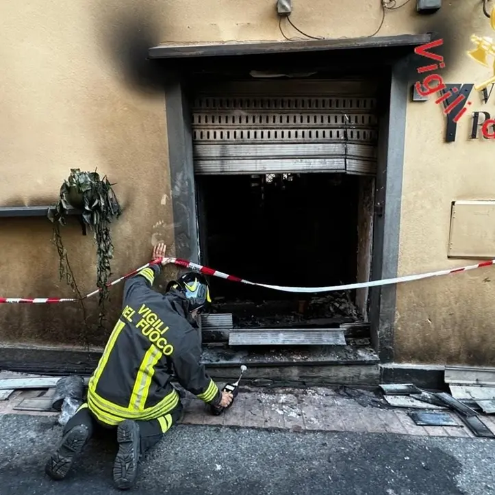 Incendio danneggia un bar tabacchi a Marcellinara: indagini sull’origine del rogo