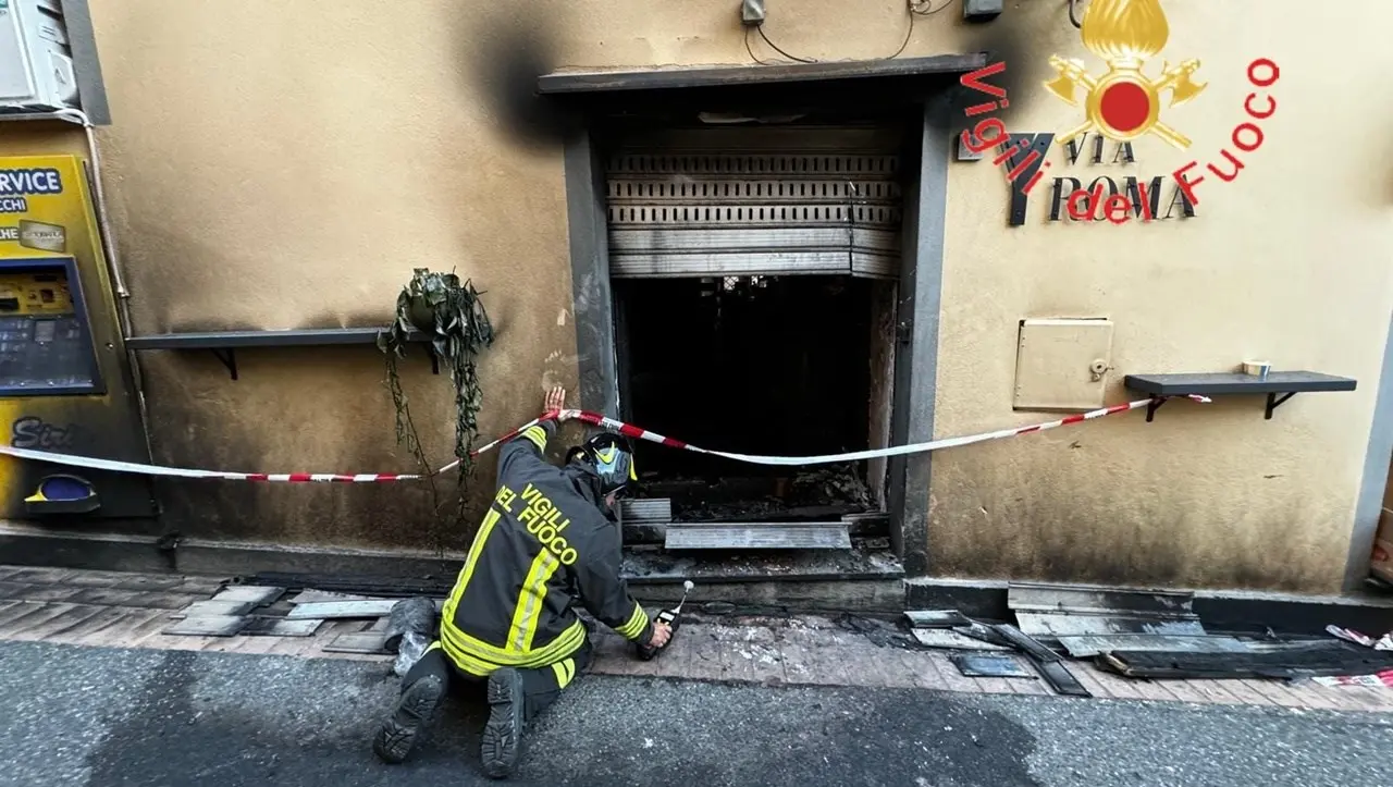 Incendio danneggia un bar tabacchi a Marcellinara: indagini sull’origine del rogo