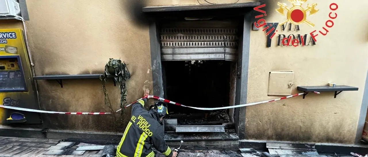 Incendio danneggia un bar tabacchi a Marcellinara: indagini sull’origine del rogo