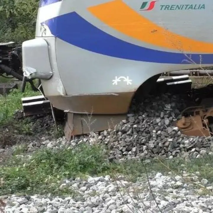 Milano, deraglia un treno nelle vicinanze dello scalo di Greco: un ferito. Disagi alla circolazione