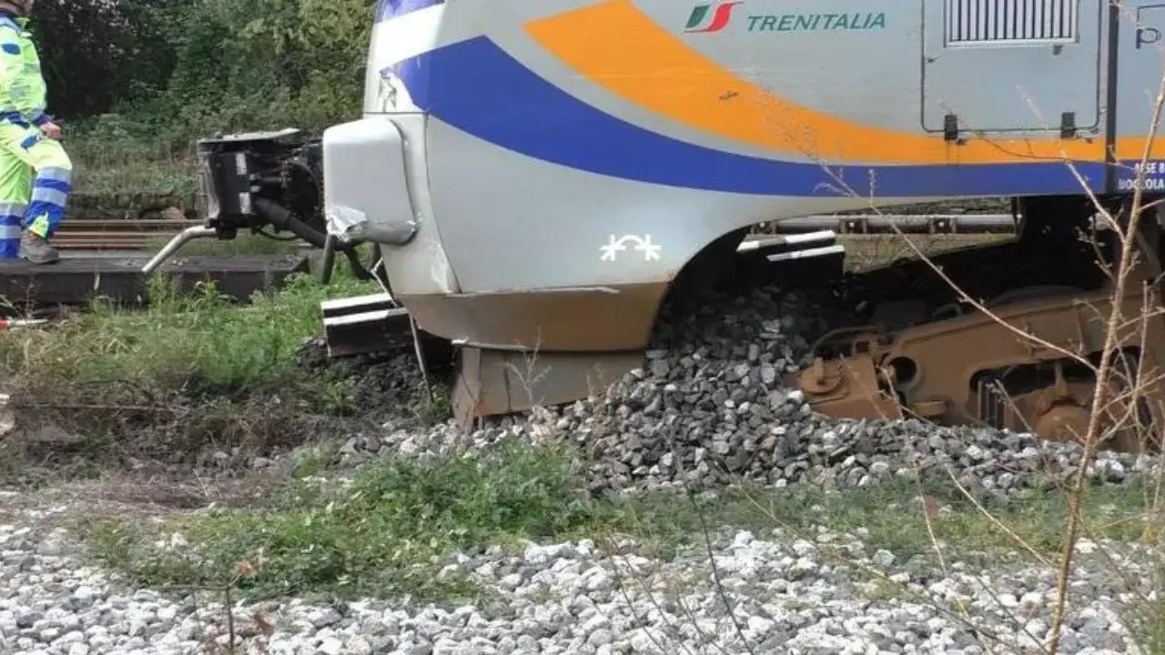 Milano, deraglia un treno nelle vicinanze dello scalo di Greco: un ferito. Disagi alla circolazione