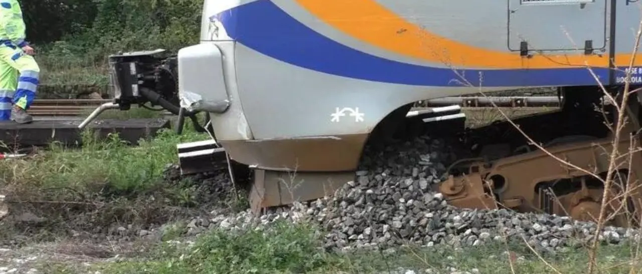 Milano, deraglia un treno nelle vicinanze dello scalo di Greco: un ferito. Disagi alla circolazione