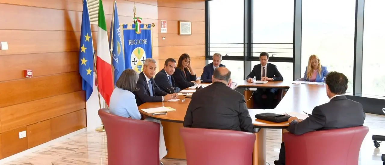 Dalla Giunta regionale ok all’acquisto di 10 treni elettrici. Via libera anche al Piano per l’occupazione da 183 milioni di euro