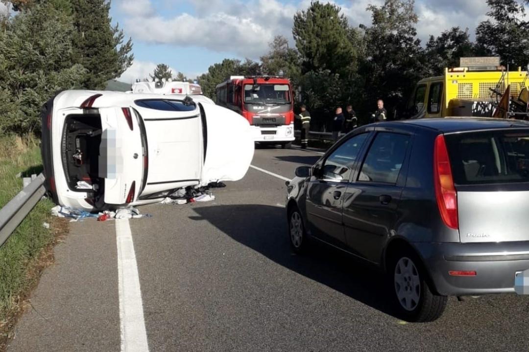 Scontro tra un mezzo dell'Anas e due auto sulla 107 in Sila: una ...