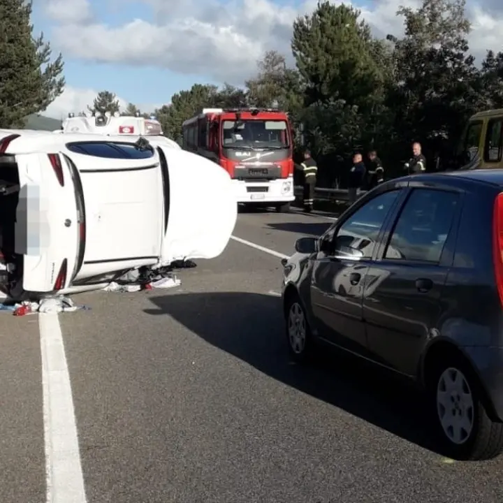 Scontro tra un mezzo dell’Anas e due auto sulla 107 in Sila: una persona ferita