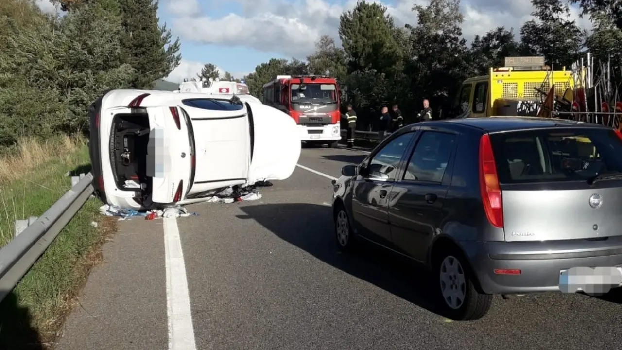 Scontro tra un mezzo dell’Anas e due auto sulla 107 in Sila: una persona ferita