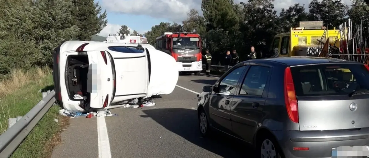 Scontro tra un mezzo dell’Anas e due auto sulla 107 in Sila: una persona ferita
