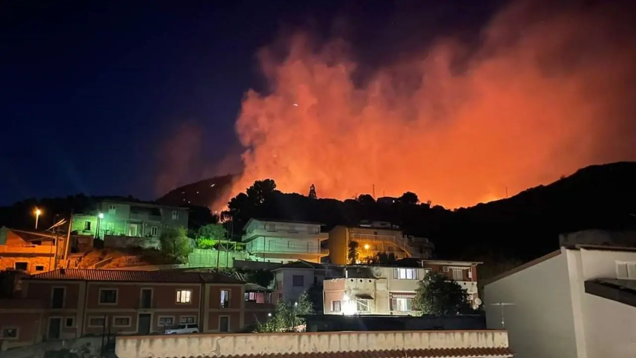 Vasto incendio a Palizzi, le fiamme minacciano le case: in corso le operazioni per evitare il peggio