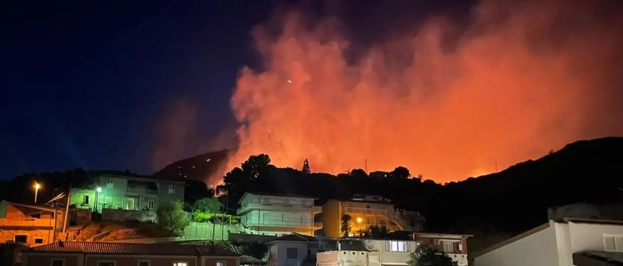 Vasto incendio a Palizzi, le fiamme minacciano le case: in corso le operazioni per evitare il peggio
