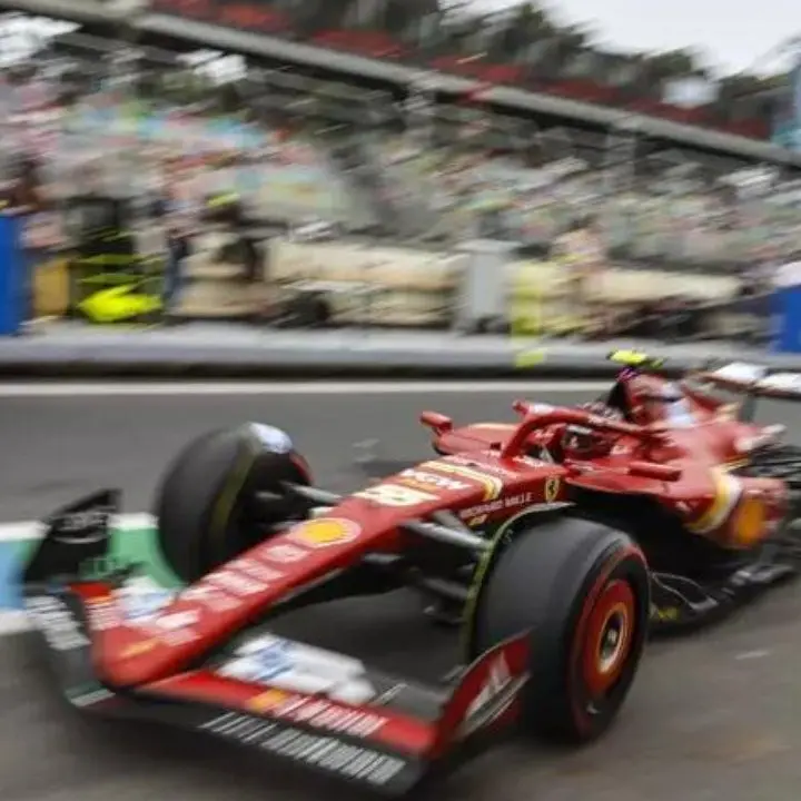 Formula uno, Ferrari strepitosa in Azerbaijan: Leclerc conquista la pole davanti a Piastri e Sainz