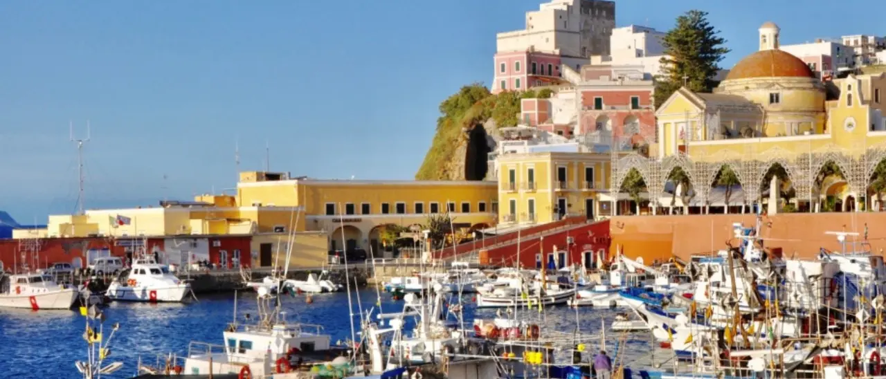 Ritrovata la barca a vela partita da Vibo e dispersa nel Tirreno: è a Ponza, le due persone a bordo stanno bene