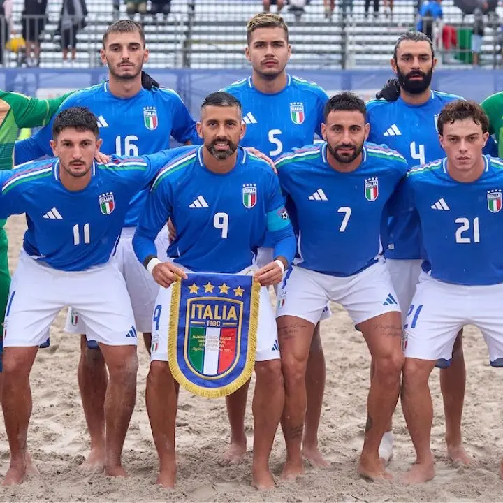 Europei di beach soccer, l’Italia batte la Spagna e vola in finale: il calabrese Zurlo e compagni alla ricerca del bis