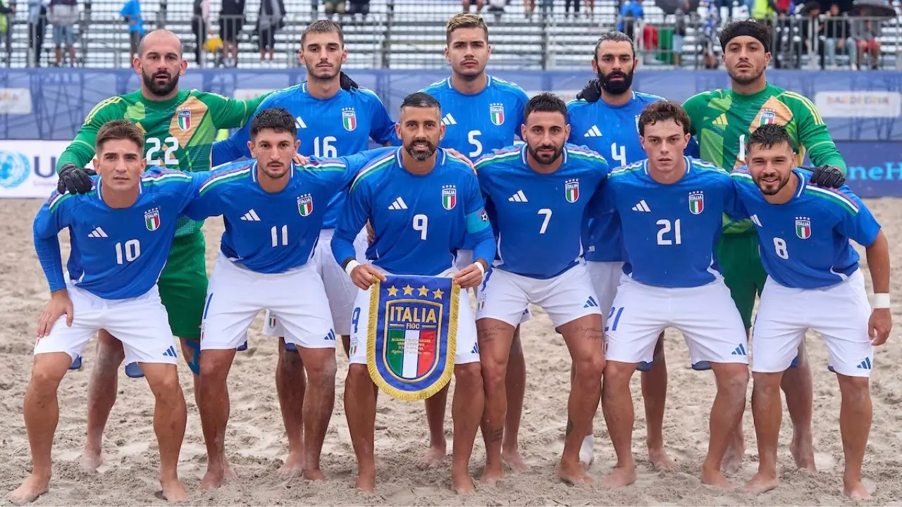 Europei di beach soccer, l’Italia batte la Spagna e vola in finale: il calabrese Zurlo e compagni alla ricerca del bis