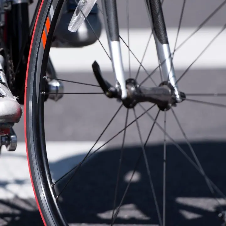 «Non stare in mezzo alla strada», e il ciclista lo prende a pugni: assistente sociale aggredito a Palermo