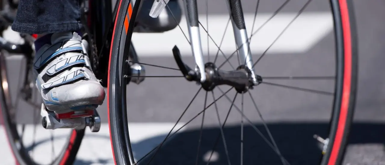 «Non stare in mezzo alla strada», e il ciclista lo prende a pugni: assistente sociale aggredito a Palermo