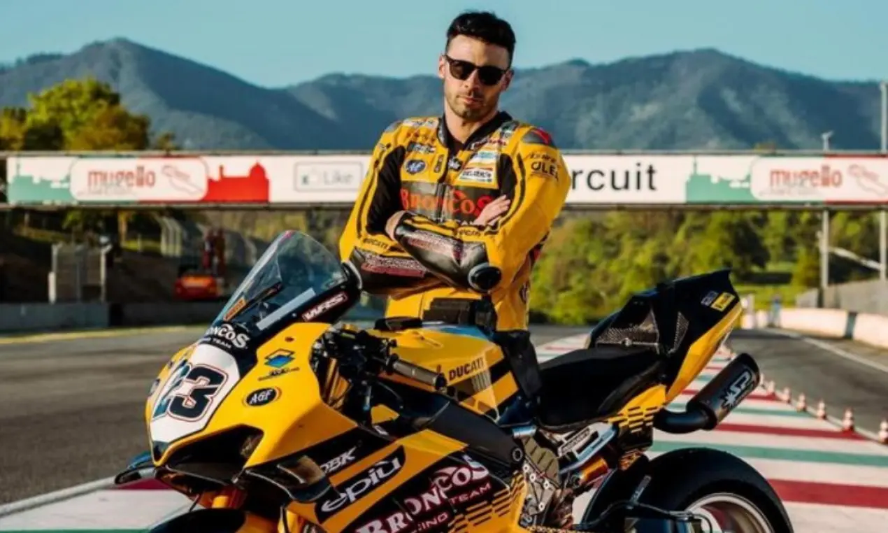 Incidente durante le prove, muore a 32 anni il campione di motociclismo Luca Salvadori