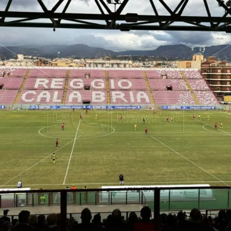 Reggina battuta nel primo big match dell’anno contro la concorrente Scafatese: decide un rigore di Ciro Foggia